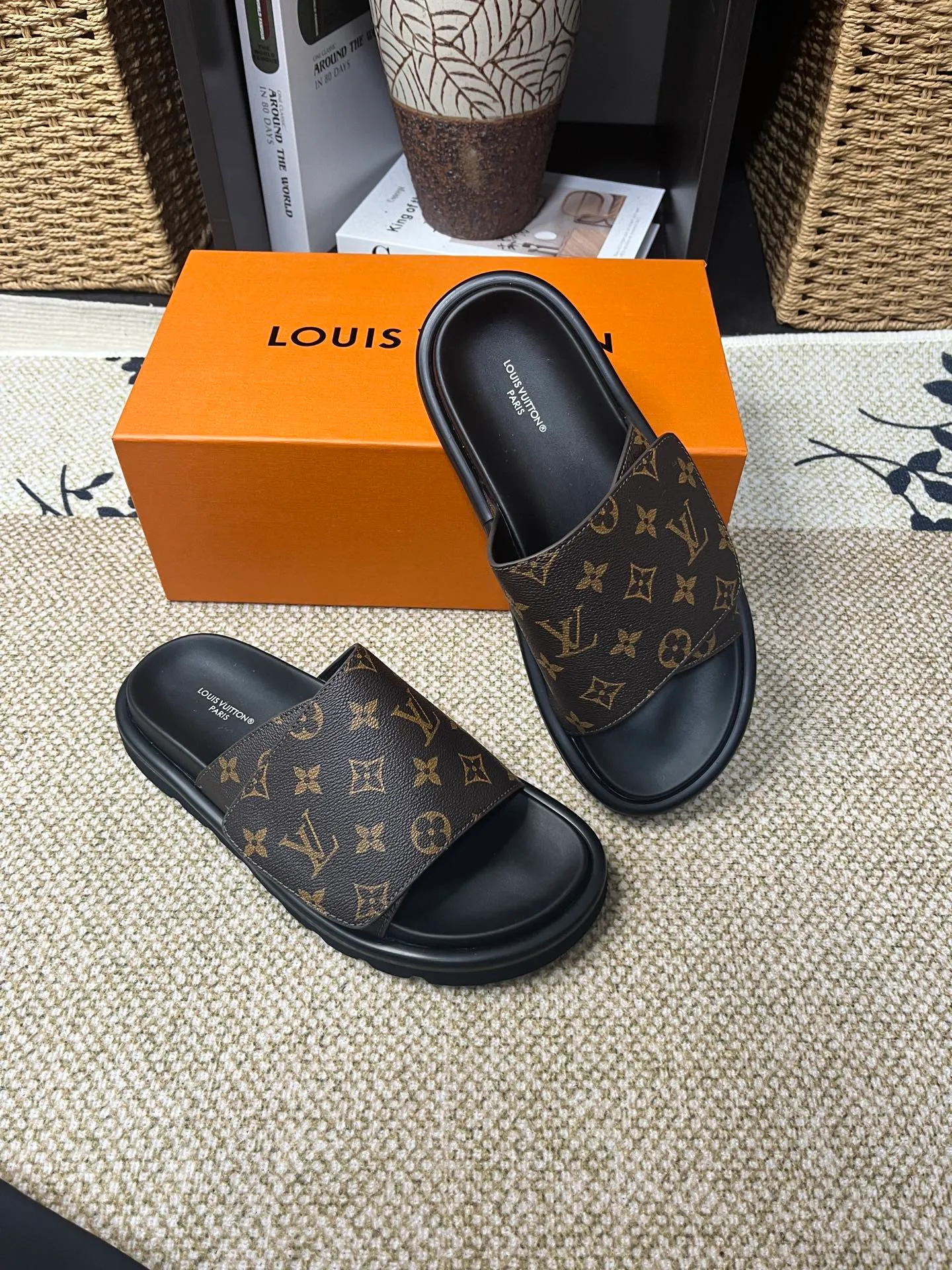 P340 [New Style] [LOUIS VUITTON] Louis Vuitton, LV printing, men's and women's slippers are now on the market, packed in drawer boxes with cloth bags and cards, the upper pattern looks very soft and waxy, and is a super versatile leg slimming tool. Fabric: imported denim/canvas/old fabric, LV hardware LOGO, official website pattern printing, comfortable to wear, feet: high-elastic PU water table. Sole: foam sole, heel height: about 5cm. Code number: 35-46, 35, 45, 46 are custom-made and non-returnable. Color: multiple colors and styles available.